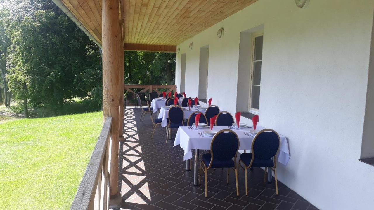 Dwor Strzyzew Bed & Breakfast Zelazowa Wola Exterior photo