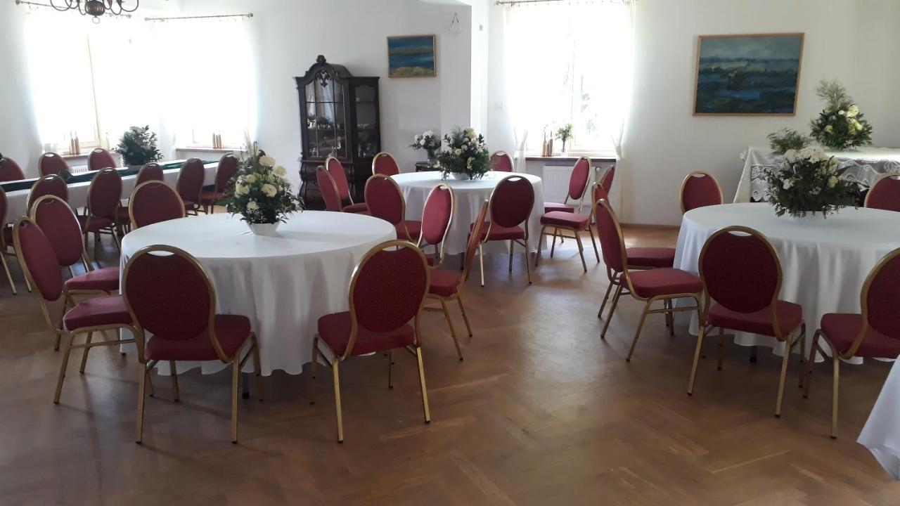 Dwor Strzyzew Bed & Breakfast Zelazowa Wola Exterior photo