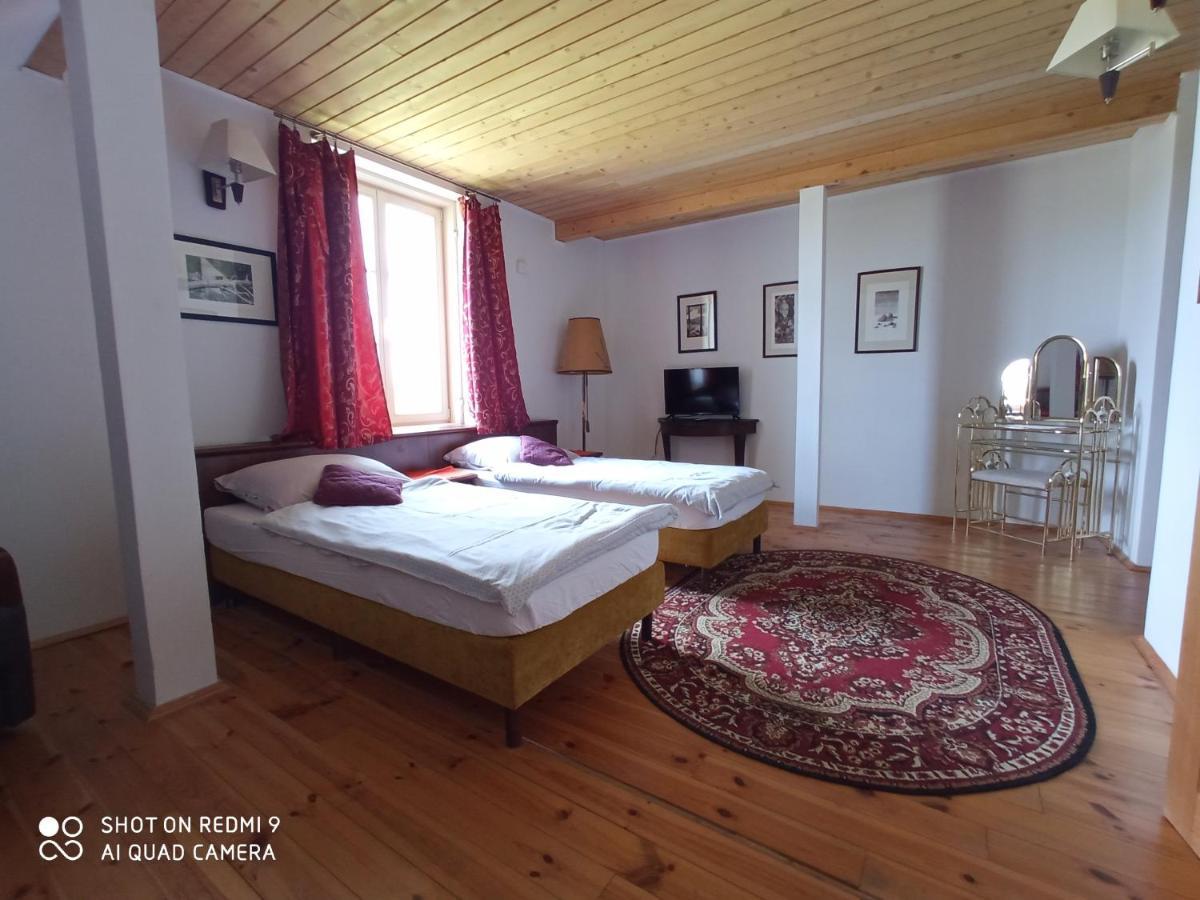 Dwor Strzyzew Bed & Breakfast Zelazowa Wola Exterior photo