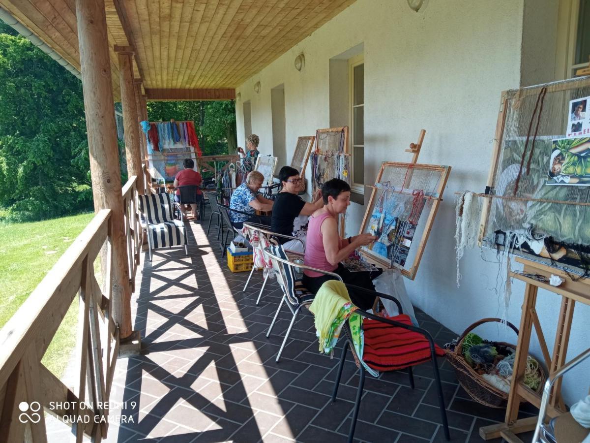 Dwor Strzyzew Bed & Breakfast Zelazowa Wola Exterior photo