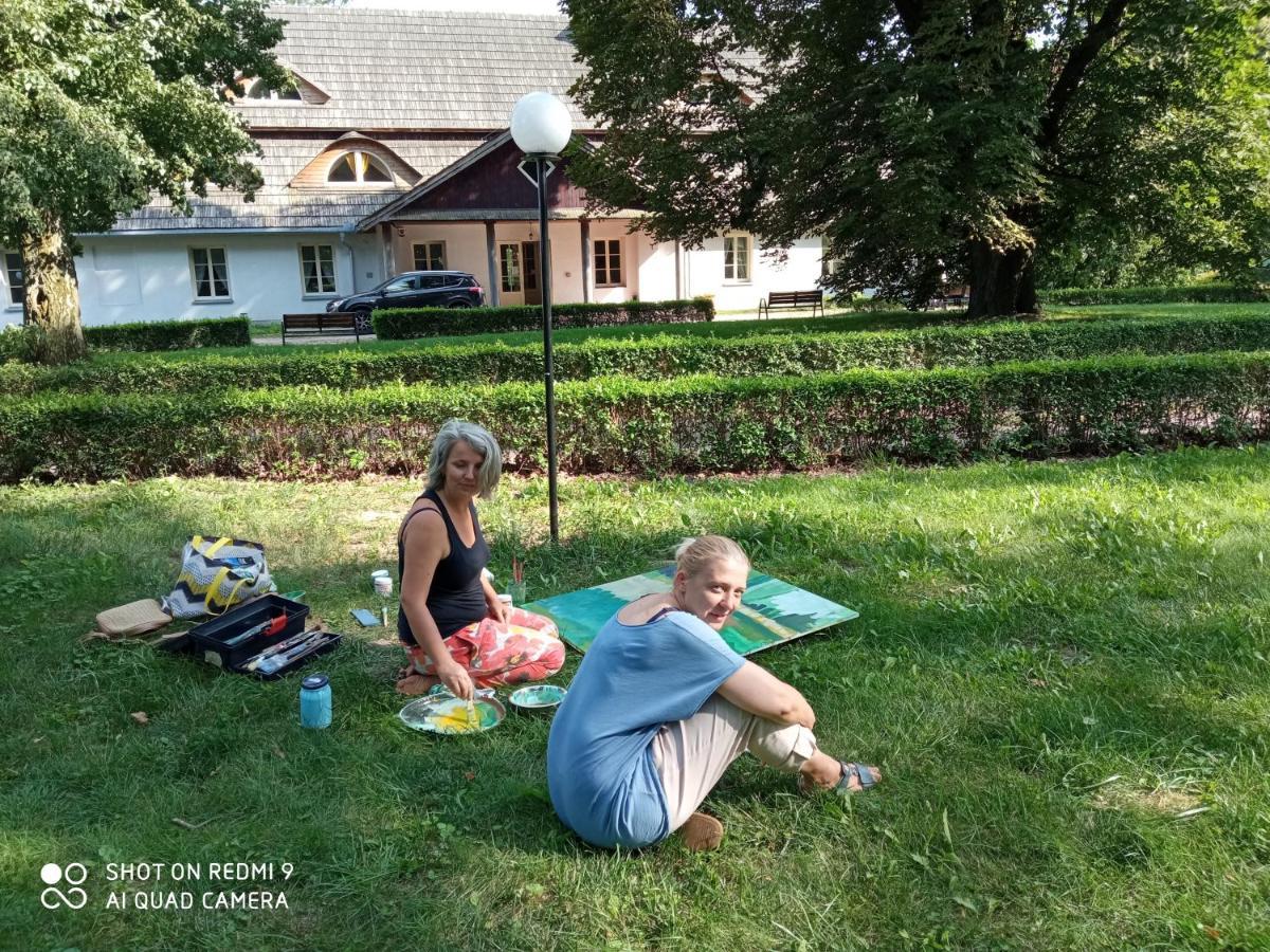 Dwor Strzyzew Bed & Breakfast Zelazowa Wola Exterior photo