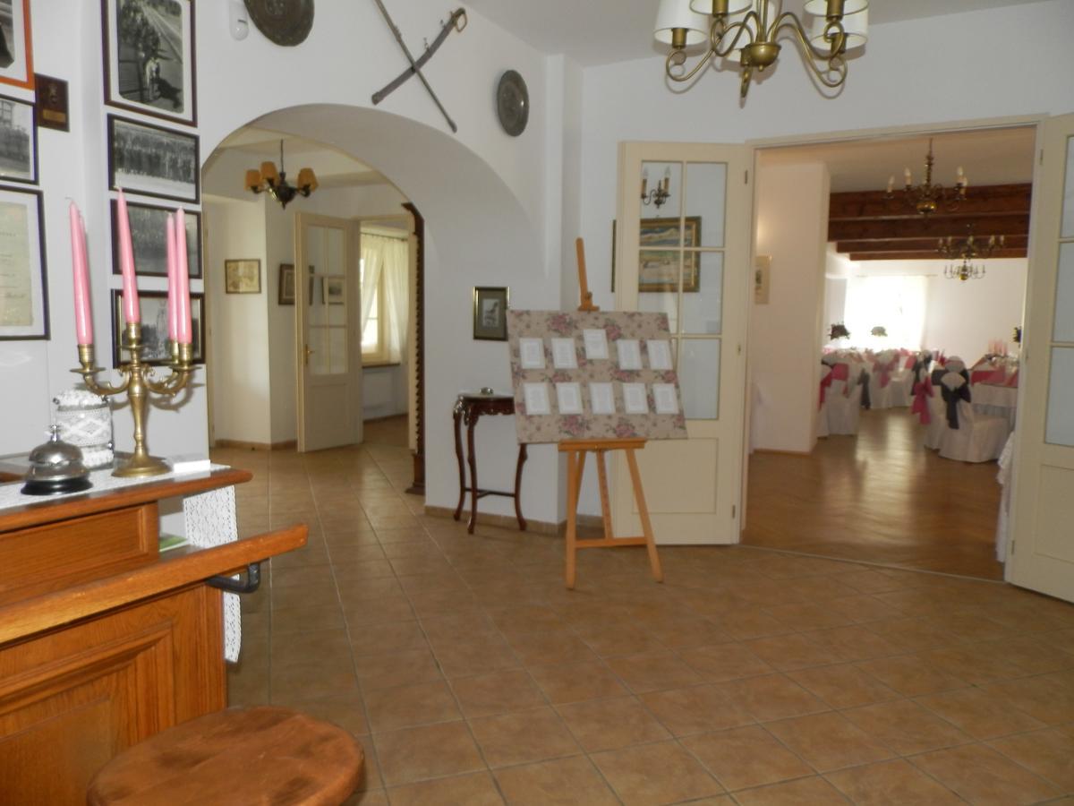 Dwor Strzyzew Bed & Breakfast Zelazowa Wola Exterior photo