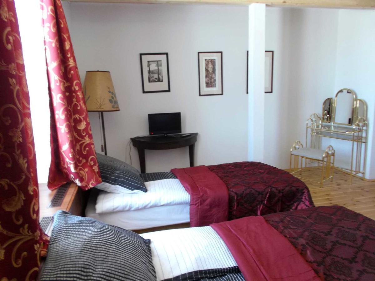 Dwor Strzyzew Bed & Breakfast Zelazowa Wola Exterior photo