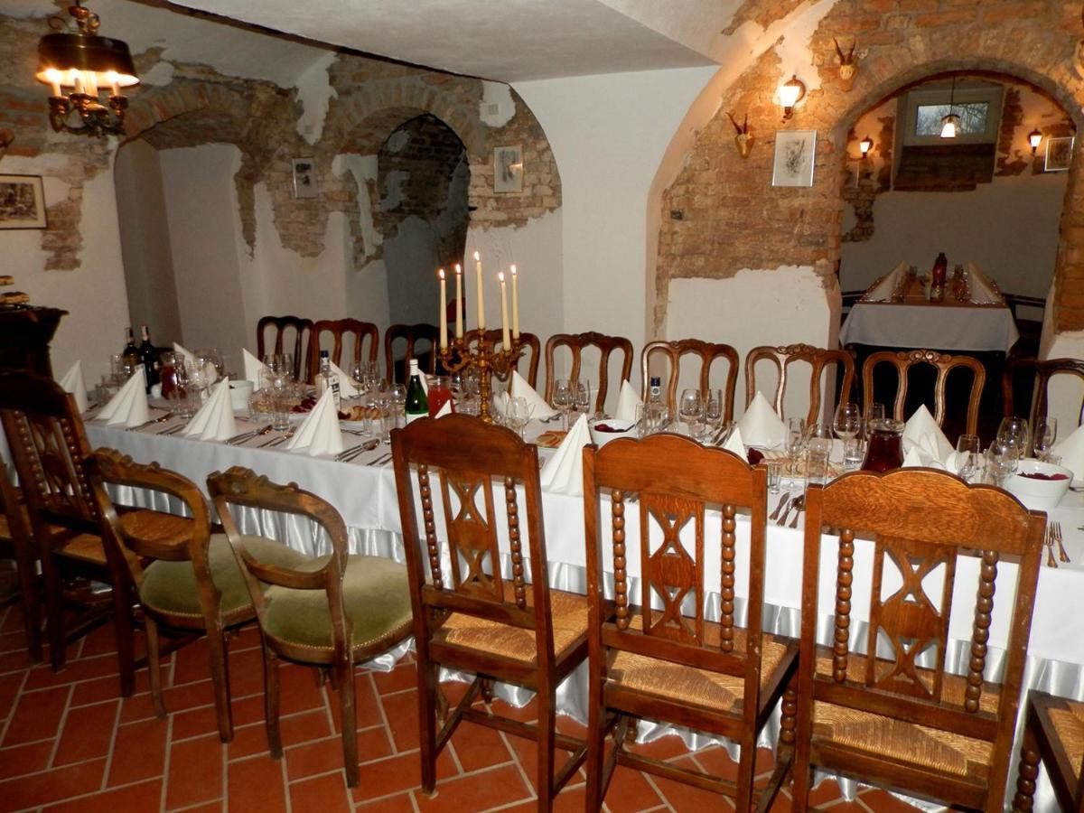 Dwor Strzyzew Bed & Breakfast Zelazowa Wola Exterior photo