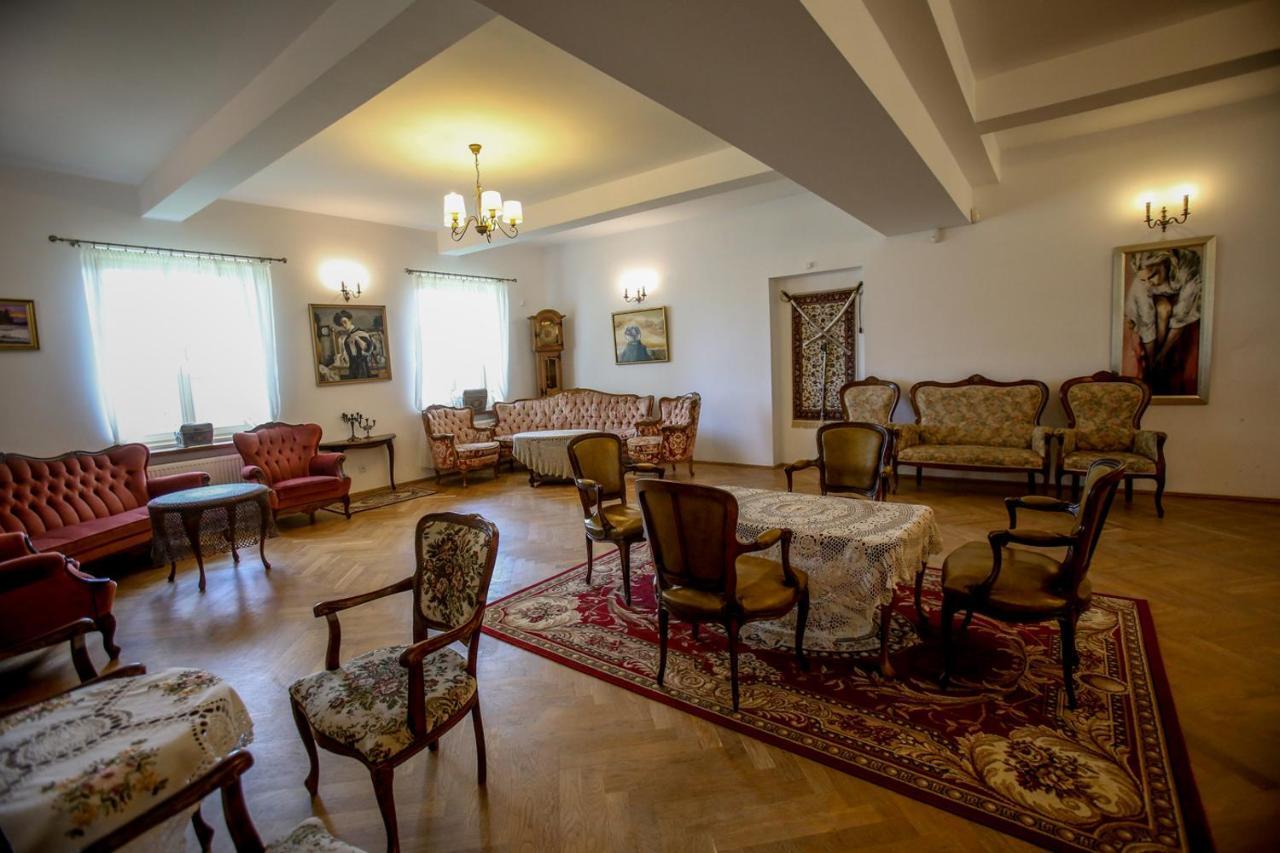 Dwor Strzyzew Bed & Breakfast Zelazowa Wola Exterior photo