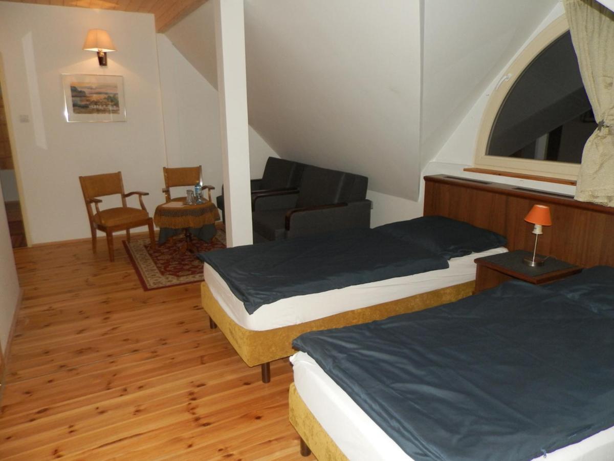 Dwor Strzyzew Bed & Breakfast Zelazowa Wola Exterior photo