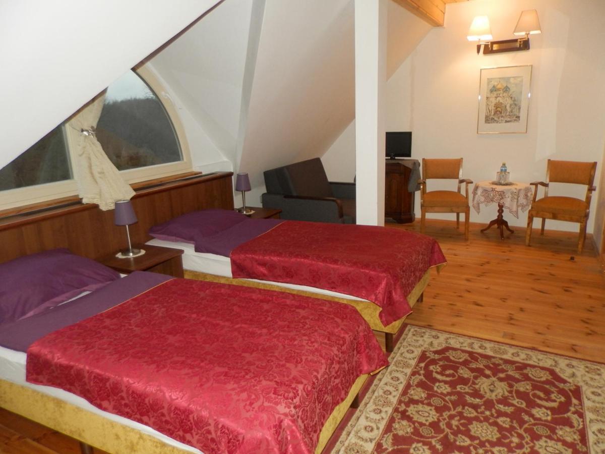 Dwor Strzyzew Bed & Breakfast Zelazowa Wola Exterior photo